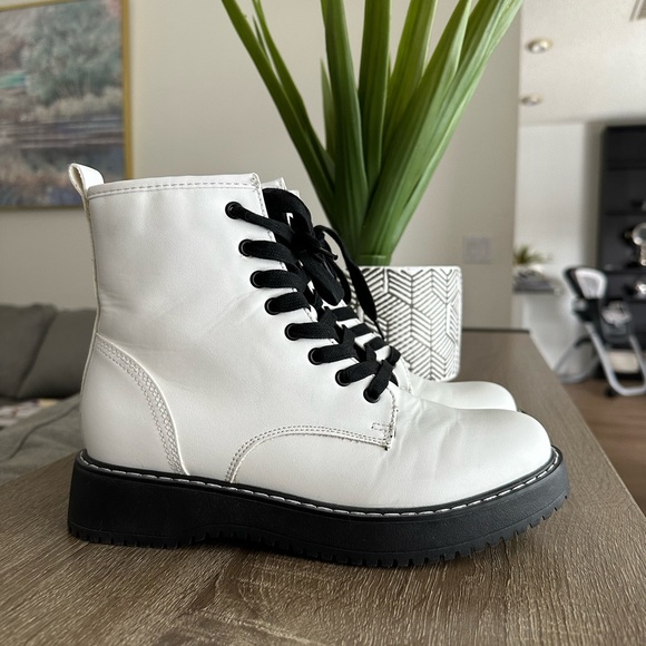 BETTYY WHITE/BLACK Boots - Picture 3 of 6